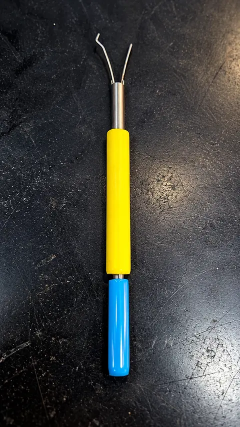 Extrator de chave quebrada de garra fina com cabo amarelo e azul