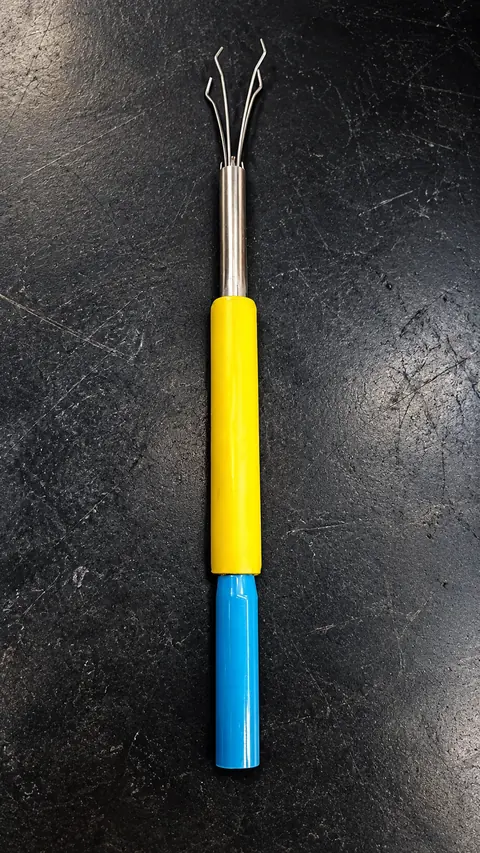 Extrator de chave quebrada com quatro garras e cabo amarelo e azul